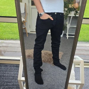 Tiger of Sweden Jeans - Supersnygga svarta Tiger of Sweden Jeans. Skulle säga att de passar de med w30 i midjan även fast det står att det är storlek 29/34. Jag på bilden är ca 180 cm lång. Skriv om du undrar något! 🤩
