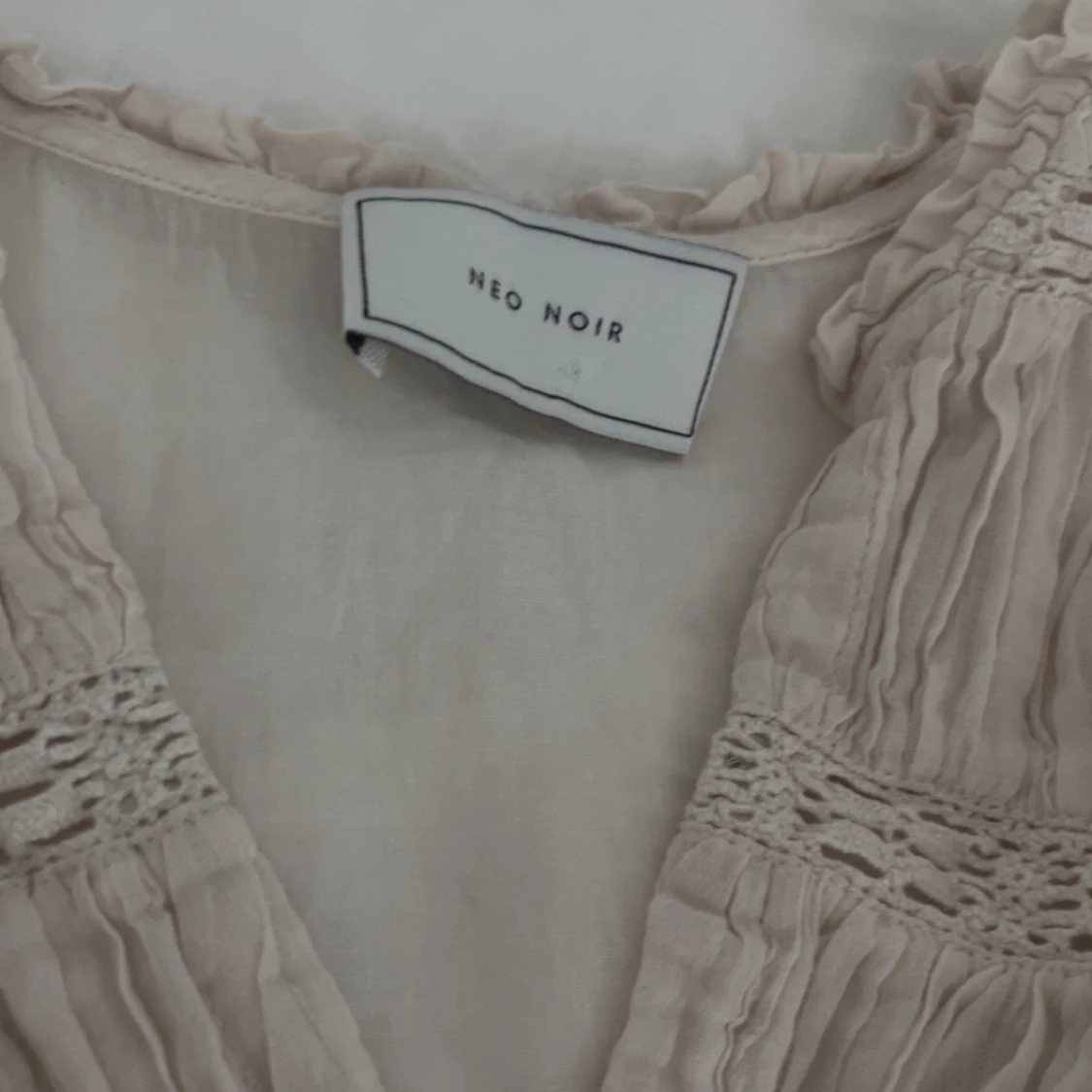 Beige volangblus från Neo Noir - 1