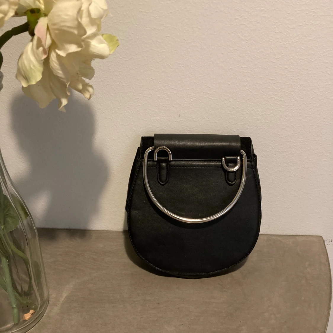 Svart handväska med metallhandtag - 1