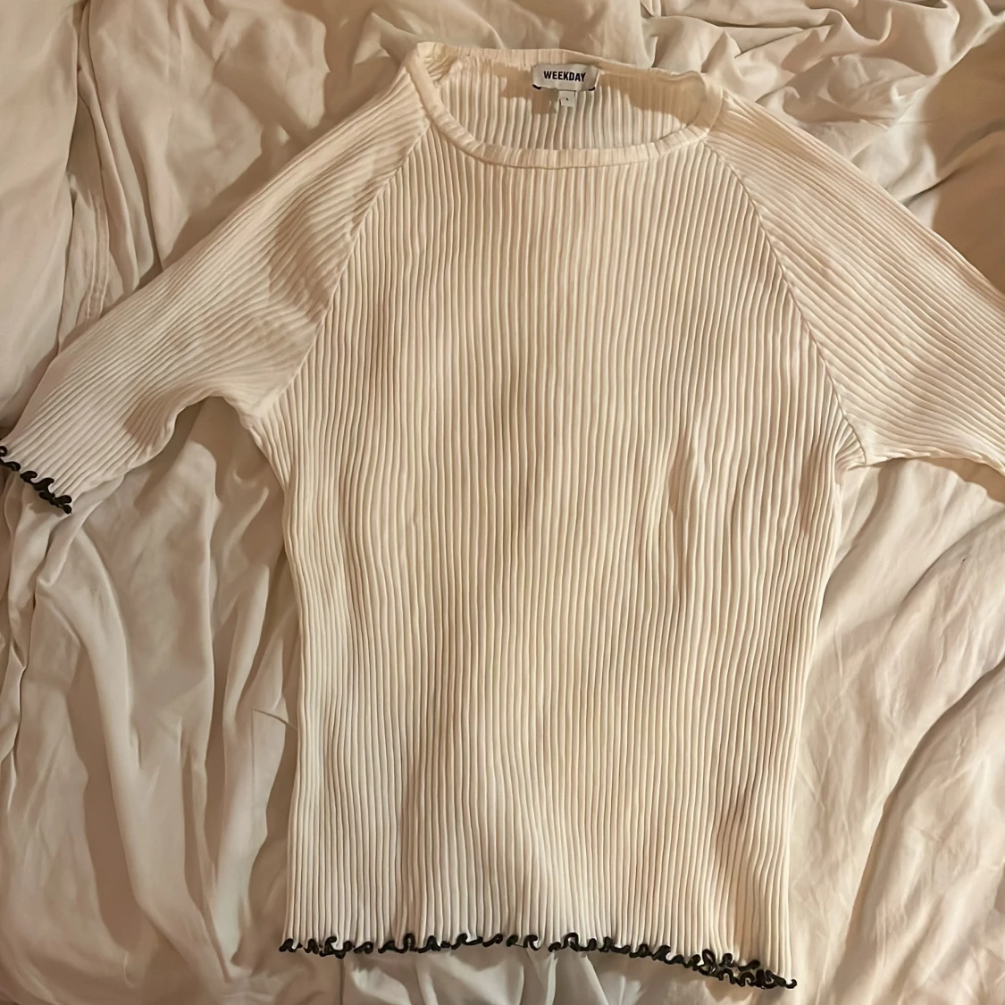 Vit ribbad topp från Weekday