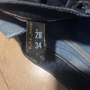 Nudie jeans w28 l34 - Säljer dessa jättesnygga nudie jeans i stl w28 l34! De är i toppen skick och är mörkblå! Nypris 1500. Hör av er vid funderingar!