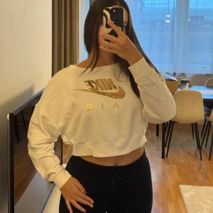 Vit croppad Nike sweatshirt - Säljer en vit croppad sweatshirt från Nike. Storlek S 🤍