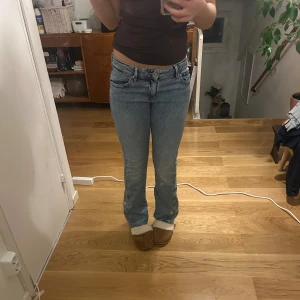 Blå bootcut jeans från Gina Tricot - Säljer dessa ljusblå jeans från Gina Tricot. Jeansen har dekorativa sömmar på bakfickorna och en bekväm midwaist. Det är storlek 38 på dom, och dom är aldrig använda. 💗