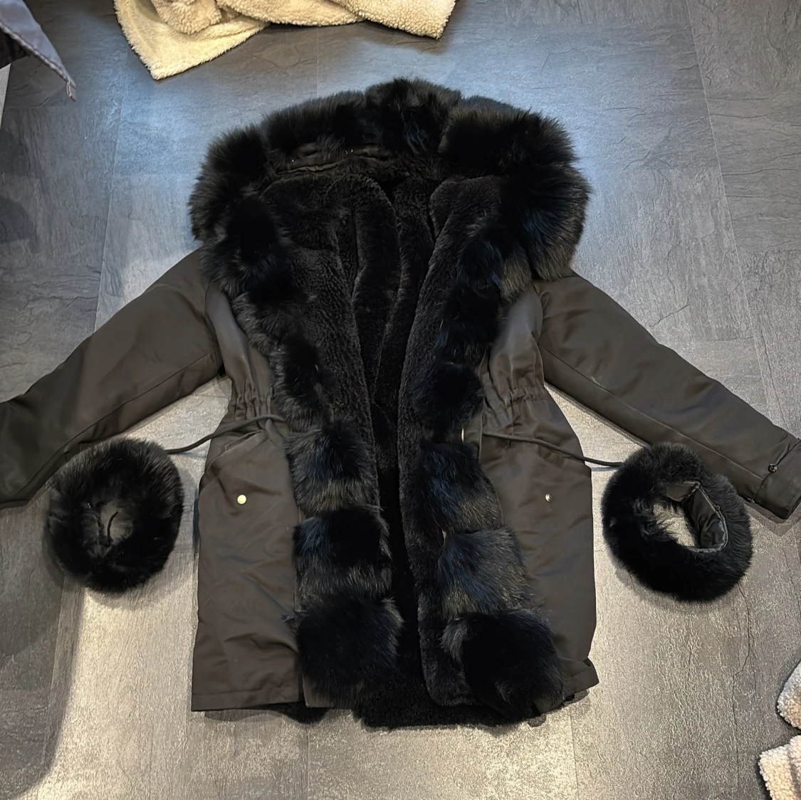 Svart parkajacka med pälsdetaljer - 3