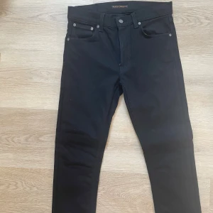 Nudie Jeans - Svarta jeans från Nudie Jeans i storlek 30/32. Jeansen har en  smal passform och är i modellen Lean Dean. Hör av er vid frågor😀