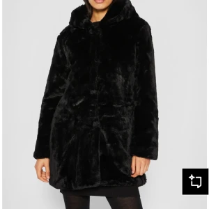 Svart pälsjacka  Urban Classics - Svart pälsjacka från Urban Classics. Oanvänd! 