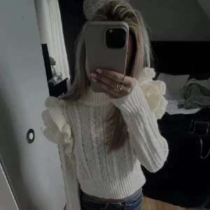 Stickad topp, gina tricot - SUPERFIN stickad topp med volang, från gina tricot säljs inte längre, köpt på plick (tidiigare säljares bilder) sedan använd enstaka gång, perfekt nu till vintern, lite nopprig men inget man tänker på/ som syns super tydligt!! 