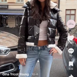 Puffer jacka med vitt fluff  - Helt ny med prislapp💕 säljer för den va lite liten på mig 