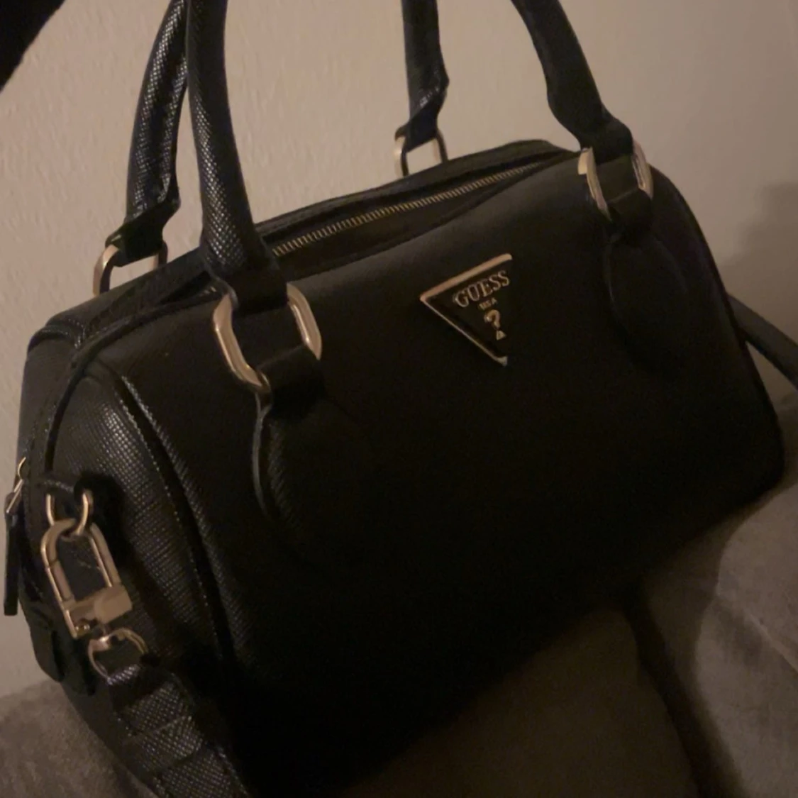 Svart handväska från Guess - 1