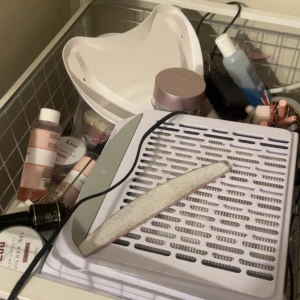 Gele naglar! - Allt som behövs för att göra gelé naglar. Tippar, uv lampa, elektrisk el fil med bits, ca 4/5 geler från Luu nails, samt 6 från ett annat märke, gel lack, filar, osv! Ny pris cirka 6000kr. Kom privat för mer specifika bilder/ frågor!!🥰 säljer helst allt tsm men kan göra undantag vid köp av fler produkter. Obs fläkten på bild ingår inte!🥰 allt är använt men i fint skick!