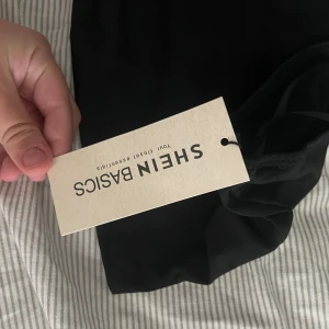 Svart topp från SHEIN BASICS - Topp från shein oanvänd 