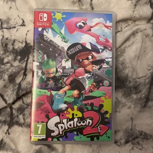 Splatoon 2 - Splatoon 2 till Nintendo Switch i originalfodral med spelkortet. Fodral och kortet är i mycket gott skick, inga synliga repor eller skador.