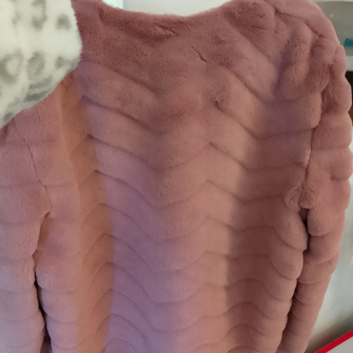 Rosa pälsjacka med vågigt mönster - 2