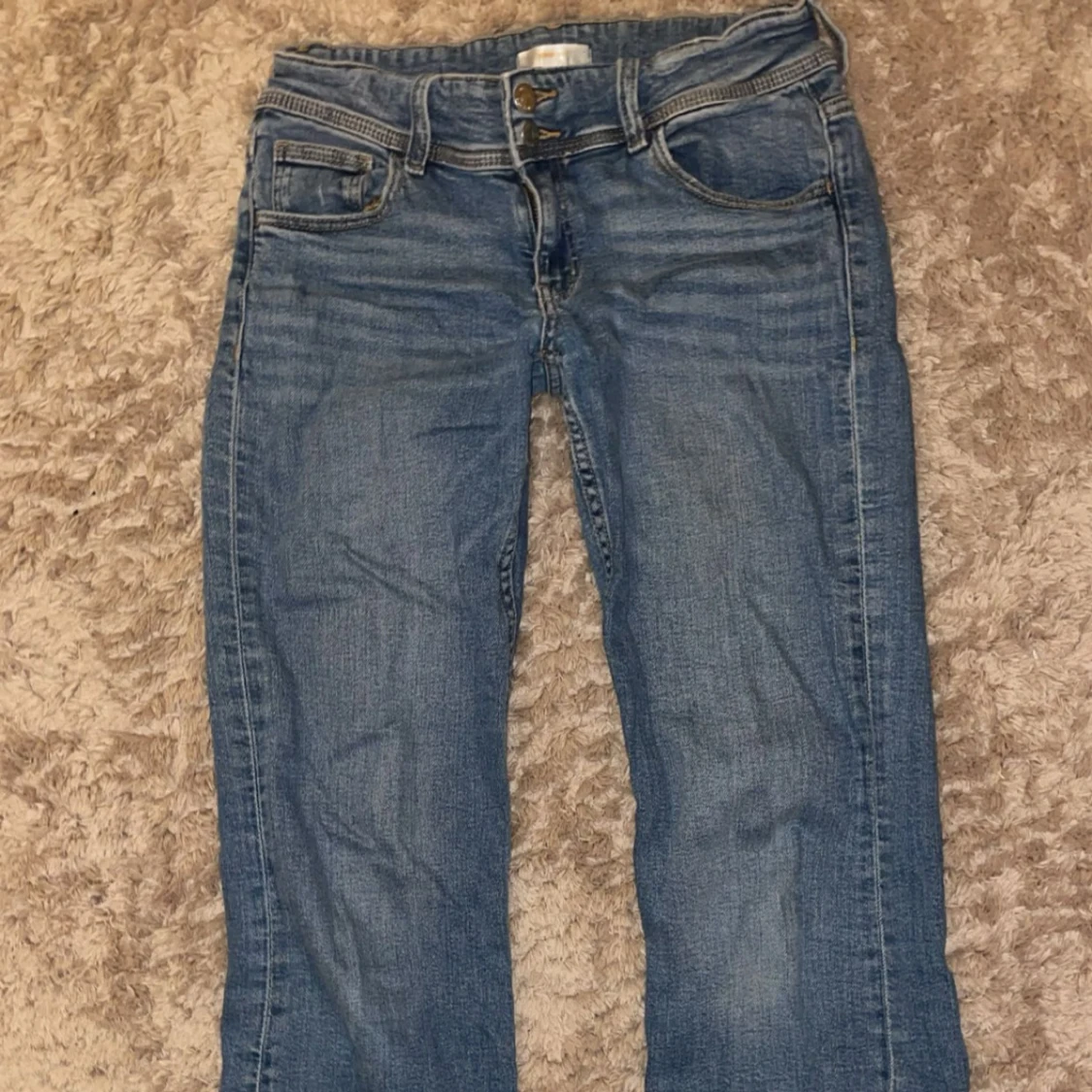 Blå bootcut jeans med fickdetaljer - 3