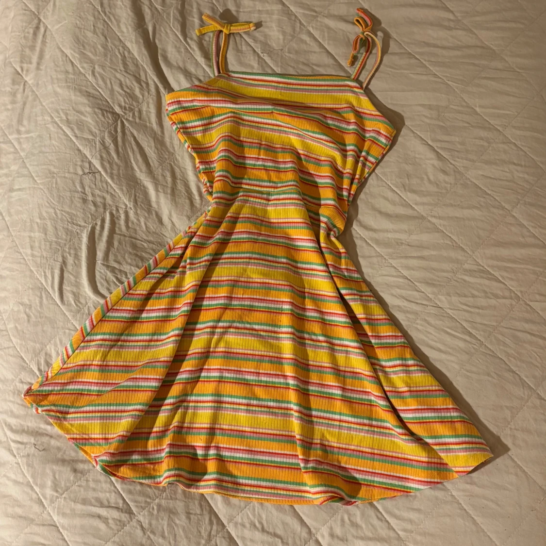 Randig sommarklänning med smala axelband - 1