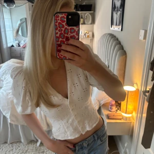 Kortärmad kofta - Super söt kortärmad kofta med knappar och volang ärmar. Går även att ha öppen. Inga defekter. 