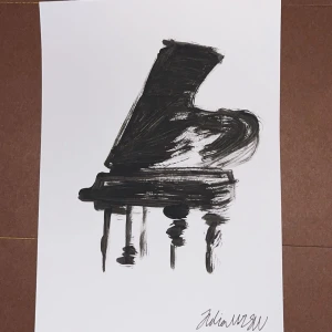 Silent Melody - Upptäck 'Silent Melody', målning med en flygel i svart penseldrag. Perfekt för dig som älskar musik och konst, och vill ha något unikt i bokhyllan. Passar ungdomar och unga vuxna som söker inspiration och kreativitet. (Inspirerad från Pinterest| Köper man 2=150kr 3=175kr 4=185kr 5=200kr)