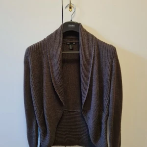 Brun ribbad kofta från H&M strl M - Säljer en brun kofta från H&M i storlek M. 