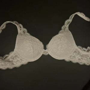 vit spets bh💞 - en populär vit spets bh från lindex i storlek 70A, den är helt oanvänd och har kvar lappen dock så råkade jag klippa av den eftersom jag hade brottom och råkade ta fel storlek🫶  nypris 349 kr