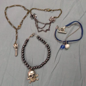 4 armband set - Ett set med 4 olika armband som passar perfekt att bära ihop eller isär. Armbanden är handgjorda i pärlor och kedjor med berlocker. 