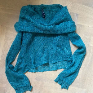 Korallblå stickad topp - Korallblå stickad nät top med off shoulder passform som tyvärr inte kommit till användning. Köpt second hand men är i superfint skick i storlek S/M