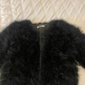 Svart jacka i fuskpäls - Mycket bra skick, endast använd vid ett fåtal tillfällen 