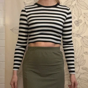 Randig croppad tröja - Randig croppad tröja i storlek S från Zara. Fint skick🌸  Kolla gärna in mina andra artiklar också för lite bundle-rabatt😊