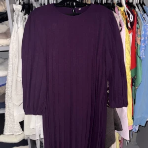 Långklänning  - Lila lång klänning, tunn och kan töjas ut 