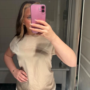 T shirt 💕 - El fin glansig t shirt från vila i storlek 34 jätteskön och fin köpt för några månader sedan inte så mycket andvänd!!