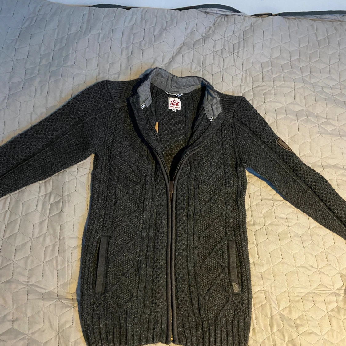 Mörkgrå stickad kofta från Spieth & Wensky