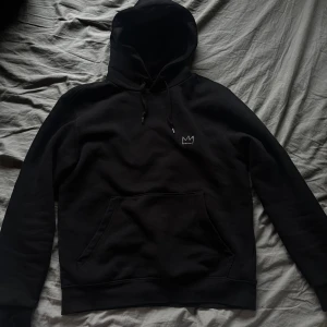Hov1 hoodie - Säljer min hov1 hoodie då jag knappt använder den💕den är i storlek S/36 och är endast använd 1 gång