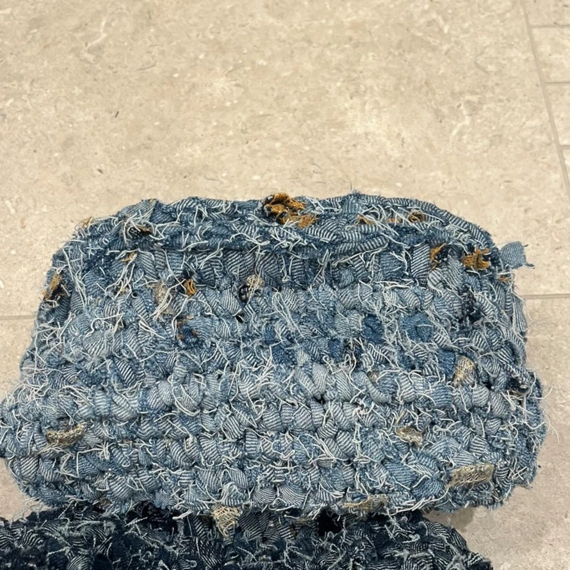 Handväska i återvunnen denim - 1