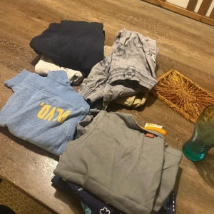 Barnkläder  - Du får med dig 4 par byxor 2 långhörmad tröja 2 kortärmad tröja 