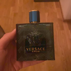 Versace Eros herrparfym - Vet inte hur mycket ML men du kan se‼️Versace Eros är en ikonisk parfym med en stilren flaska och tydlig logga. Perfekt för dig som vill sticka ut med en klassisk och trendig doftaccessoar. Volym och ingredienser syns ej på bilderna.