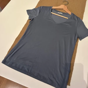 Cubus t-shirt - Har inte änvänts en enda gång! En jättefin ljus-mörk blå t-shirt i XS.