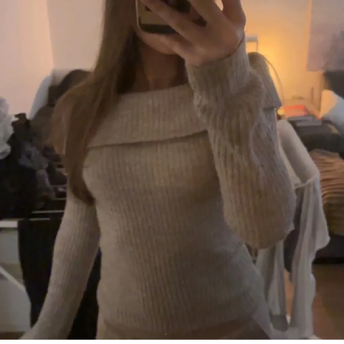 Beige ribbad offshoulder stickad tröja