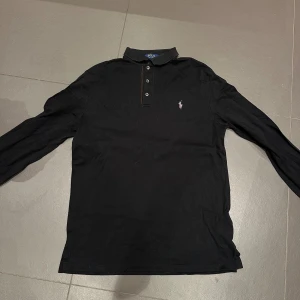 Långarmad piké - Långarmad piké ifrån Ralph Lauren i bra skick! Har en del ”damm” på sig men går att få bort!           Storlek: M