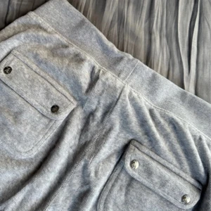 Juicy byxor  - Fina gråa juicy byxor 