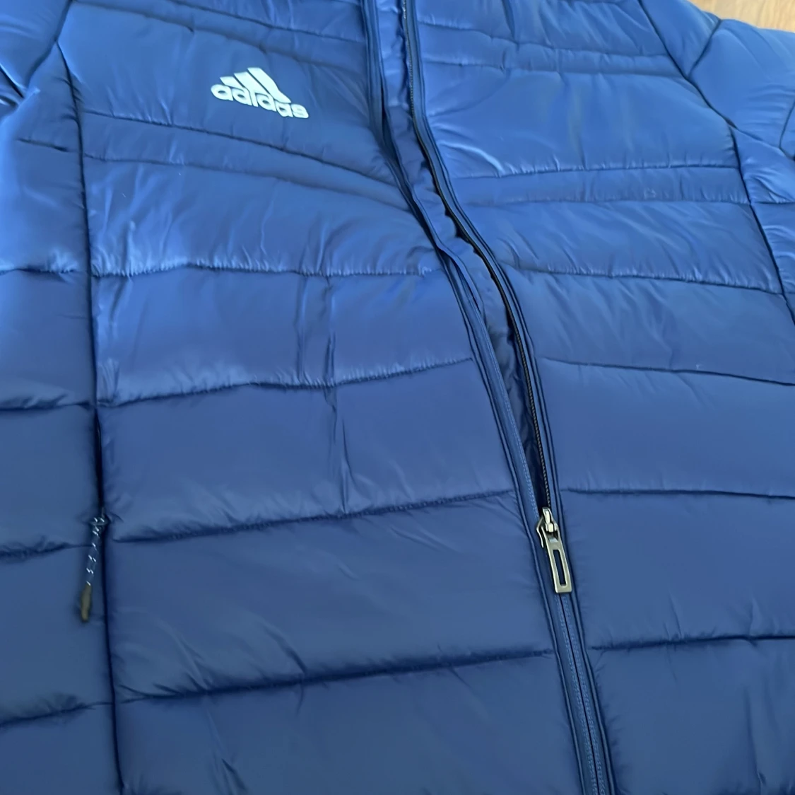 Blå pufferjacka från Adidas - 3