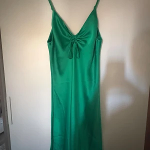 Grön satinklänning  - Aldrig använd.