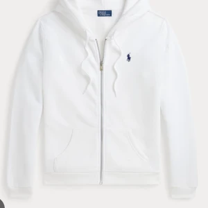 Vit hoodie från Polo Ralph Lauren - Helt ny hoodie från raphl lauren kan skicka bilder på den 🙃
