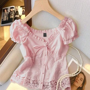 Söt rosa topp - Supergullig ljusrosa blus från Shein med puffiga korta ärmar. Vill även tillägga att i verkligheten är den en aning mörkare!! Säljer denna då den inte passar riktigt, aldrig använd bara testad💓