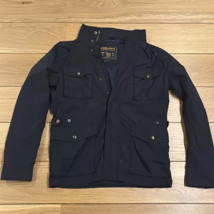 Woolrich fieldjacket  - Säljer en riktigt snygg höstjacka från Woolrich i storlek S. Den är i mycket bra skick och har inga skador eller liknande. Bara att höra av sig vid intresse!