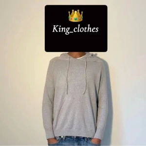 Ljusgrå merinoull hoodie✨ - En stilren ljusgrå hoodie med huva och snörning. Tröjan har långärmade ärmar och en normal passform, perfekt för chill dagar. Materialet känns mjukt och skönt mot huden | För mer frågor och funderingar kontakta mig✨👌