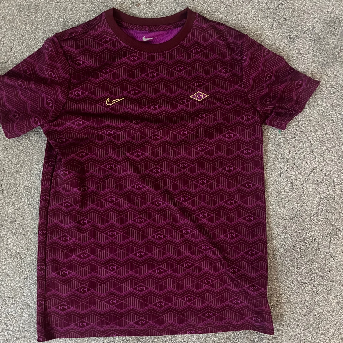 Vinröd Nike KM-mönstrad t-shirt