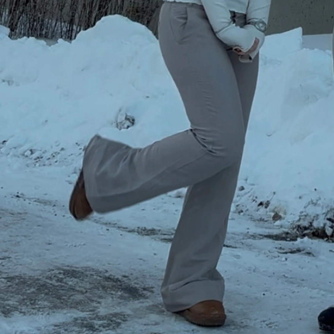 Beiga linnebyxor/konstymbyxor med bootcut