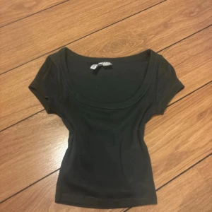 Mörk grå t-shirt  - En gullig mörk grå t-shirt. 