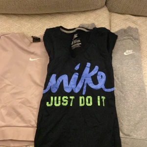 Nike tröjor - Säljer dessa Nike övertröjor och Nike T-shirt, alla tröjorna är i storlek S, den beiga tröjan har en öppen rygg. bundlepris: 110kr, övertröjor 50kr/st, T-shirt 30kr💕