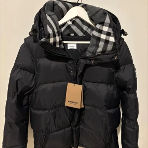 Burberry pufferjacket  - Säljer ny oanvänd burberry puffer storlek M. Tyvärr snygg jacka, kan bli till väst. Kontakta för mer bilder eller diskutera om pris🙂