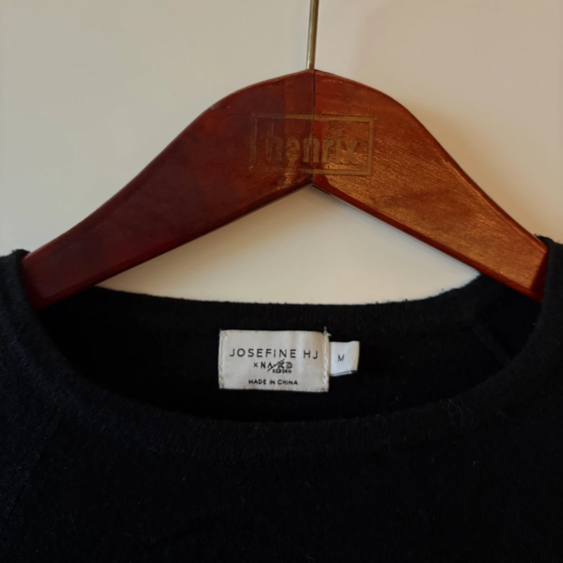 Svart croppad topp från Josefine HJ x NA-KD - 2